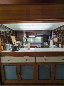 una grande cucina con piano di lavoro e una cucina di Sotoura Resort House 涛Tõ! BBQ-MAX10ppl-4min to Sotoura beach! a Shimoda