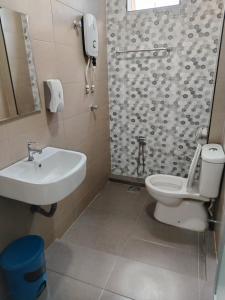 un bagno con lavandino, WC e doccia di Mass Boutique Hotel a Mentekab Altre 62 foto