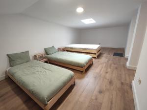 Ένα ή περισσότερα κρεβάτια σε δωμάτιο στο MeraVilla +34 φωτογραφίες