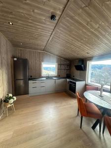 una grande cucina con tavolo e sala da pranzo di Cozy little cottage for rent in Oppheim ad Ål