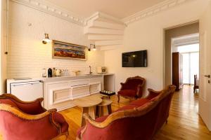- un salon avec des chaises, une table et un comptoir dans l'établissement Balatella Suites, à Istanbul
