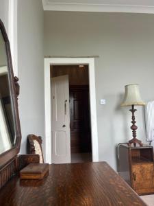 ClogheenThe Almanage的餐厅里有一张桌子，上面放着一盏灯，还有一条走廊。 更多53张照片