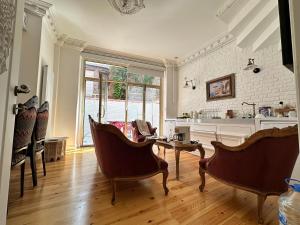 - un salon avec des chaises, une table et une fenêtre dans l'établissement Balatella Suites, à Istanbul
