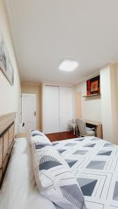 a bedroom with a large white bed in a room at En el centro, garaje privado y terraza in O Grove