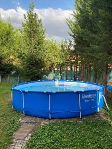 Bazén v ubytování Petite Maison nebo v jeho okolí