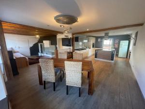 a kitchen and dining room with a table and chairs at Schwarzwald Wohnung in Blumberg in Blumberg +9 photos