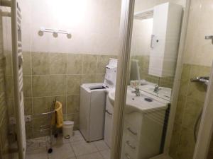 a bathroom with a washing machine and a sink at Résidence 105 Rue Plaine - Appartement Les Marmottes MAE-1883 in Lanslevillard