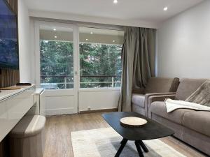 a living room with a couch and a table at Eden des neige in Vars