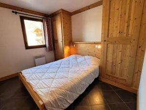 ein Schlafzimmer mit einem Bett und einem Fenster in der Unterkunft Résidence Le Criterium - Résidence Le Critérium 3 Chalet C Appartement 6 MAE-1893 in Les Champs + 9 Fotos