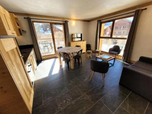 ein Wohnzimmer mit Tisch und Couch in der Unterkunft Résidence Le Criterium - Résidence Le Critérium 3Chalet E Appartement 3 MAE-1913 in Les Champs