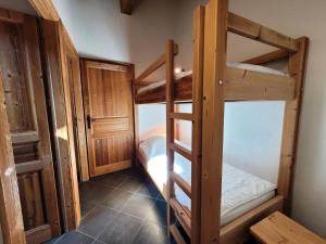 Zimmer mit Etagenbett und 2 Etagenbetten. in der Unterkunft Résidence Le Criterium - Résidence Le Critérium 3Chalet D Appartement 17 MAE-1943 in Les Champs