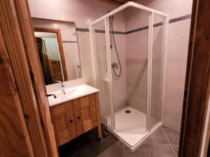ein Badezimmer mit Dusche und Waschbecken in der Unterkunft Résidence Le Criterium - Résidence Le Critérium 3Chalet D Appartement 17 MAE-1943 in Les Champs