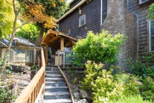 una casa con scala che porta a una casa di Ocean Grace in Capitol Hill a Seattle Altre 4 foto