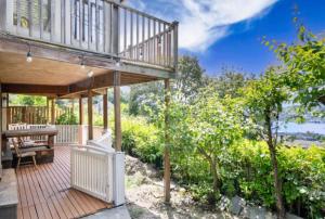 una casa con un ponte di legno con una panca di Ocean Grace in Capitol Hill a Seattle