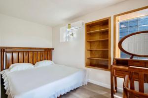 una camera da letto con un letto, una scrivania e una finestra di Ocean Grace in Capitol Hill a Seattle
