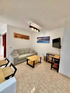 ラ・サンタにあるEl Pez Newly renovated apartment in La Santaのソファとテレビのあるリビングルーム