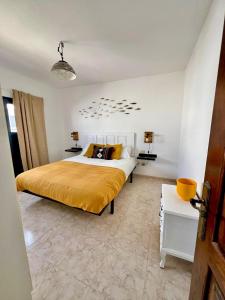 ラ・サンタにあるEl Pez Newly renovated apartment in La Santaの黄色い毛布が掛けられたベッドのある寝室 +11枚の写真