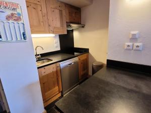Η κουζίνα ή μικρή κουζίνα στο Résidence Le Criterium - Résidence Le Critérium 3Chalet E Appartement 7 MAE-1963