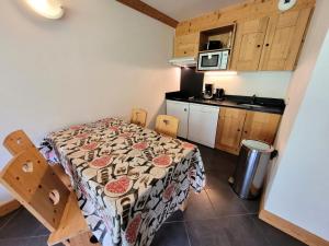 Les ChampsにあるRésidence Le Criterium - Résidence Le Critérium 3Chalet D Appartement 12 MAE-2003のテーブルとキッチン付きの小さな部屋