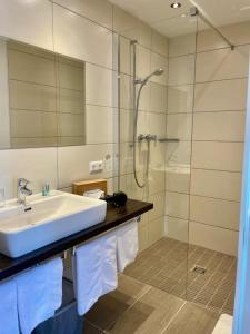Bilik mandi di Hotel Rosanna - Rooms only mit Self Check In by S4Y