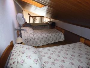 ベッサンにあるRésidence Les Balcons Des Curtious - Studio mezzanine - 4 personnes MAE-2113のベッドルーム(ベッド2台、ランプ付)