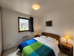 Ένα ή περισσότερα κρεβάτια σε δωμάτιο στο Résidence Les Balcons Des Curtious - Appartement 8 personnes bien équipé MAE-2163