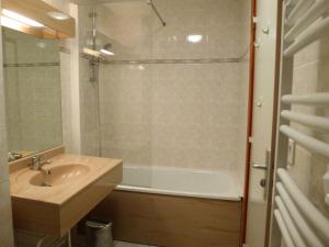 Ένα μπάνιο στο Résidence Les Balcons Des Curtious - Appartement 8 personnes bien équipé MAE-2163