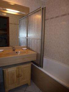une salle de bain avec un lavabo, une douche et une baignoire dans l'établissement Résidence Les Balcons Des Curtious - Appartement 2 pièces - 6 personnes MAE-2173, à Bessans