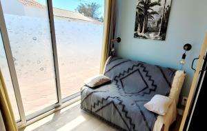 a room with a chair in front of a window at Maison La Guitoune Fautaise in L'Aiguillon-la-Presqu'île