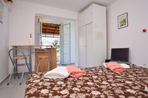 Habitación con cama con 2 almohadas en Apartments Dubravka, en Nečujam