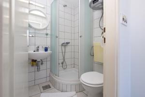 un baño con inodoro y lavabo en Apartments Dubravka, en Nečujam 10 fotos más