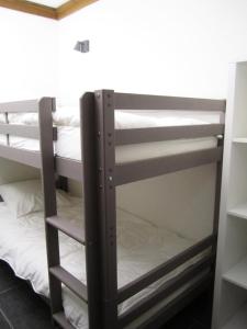 a couple of bunk beds in a room at Résidence La Bergerie - Appartement 2 pièces chaleureux et bien équipé MAE-2223 in Bonneval-sur-Arc