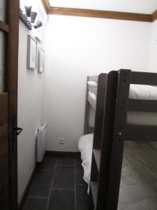 a small room with two bunk beds in it at Résidence La Bergerie - Appartement 2 pièces chaleureux et bien équipé MAE-2223 in Bonneval-sur-Arc