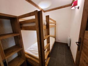 a small room with two bunk beds in it at Résidence La Bergerie - Appartement 2 pièces chaleureux et bien équipé MAE-2243 in Bonneval-sur-Arc