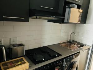 Kuchyň nebo kuchyňský kout v ubytování Circa 43 1 Bedroom Lynwood + 9 fotografií