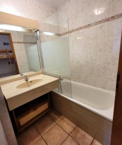 a bathroom with a sink and a bath tub at Résidence Les Balcons Des Curtious - 2 pièces 4/6 personne lumineux MAE-2293 in Bessans