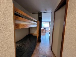 sypialnia z dwoma łóżkami piętrowymi w pokoju w obiekcie Résidence Les Balcons Des Curtious - 2 Pièces pour 6 Personnes MAE-2313 w mieście Bessans