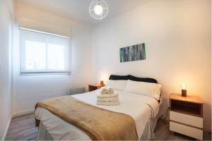 a bedroom with a bed with two towels on it at Moderno piso 10! Garage! River - ViaVivaChino in Buenos Aires