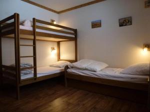 2 łóżka piętrowe w pokoju z oświetleniem w obiekcie Résidence L'edelweiss - 3 Pièces pour 6 Personnes MAE-2323 w mieście Bonneval-sur-Arc