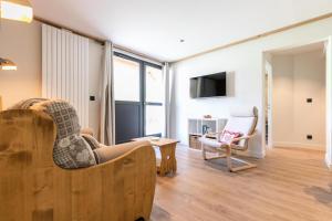 a living room with two chairs and a tv at Résidence Cokott - 4 Pièces pour 8 Personnes MAE-2403 in Bessans