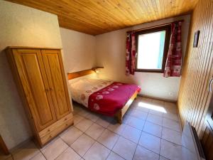 a small bedroom with a bed and a window at Résidence Andagne - Appartement spacieux bien situé MAE-2423 in Bessans