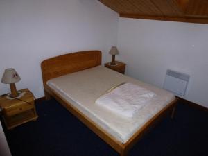 a small bedroom with a bed and two night stands at Résidence Les Balcons Des Curtious - Appartement 4 pièces - 8 personnes MAE-2393 in Bessans