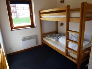 a room with two bunk beds and a window at Résidence Les Balcons Des Curtious - Appartement 4 pièces - 8 personnes MAE-2393 in Bessans