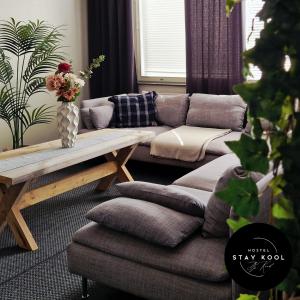 een woonkamer met een bank en een houten tafel bij Stay Kool in Kiuruvesi +25 foto's