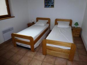 two twin beds in a room with at Résidence Les Balcons Des Curtious - 3 Pièces pour 6 Personnes MAE-2463 in Bessans
