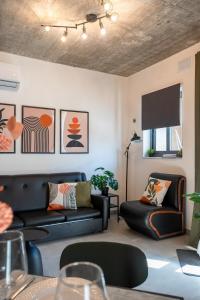 Posezení v ubytování Bright & Modern 2BR Apt with BBQ