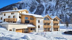 a building in the snow with a mountain in the background at Résidence Cokott - 2 Pièces pour 4 Personnes MAE-2603 in Bessans