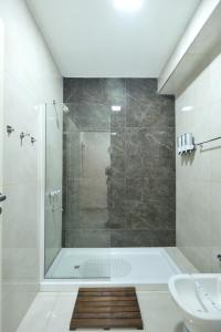 un baño con ducha y lavabo en Augusta Petit, en Salta