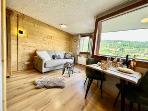 Posezení v ubytování L'Ouralou-Vue Panoramique au centre des Gets