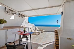 a kitchen and dining room with a view of the ocean at Casa Vista Mar in Albufeira
